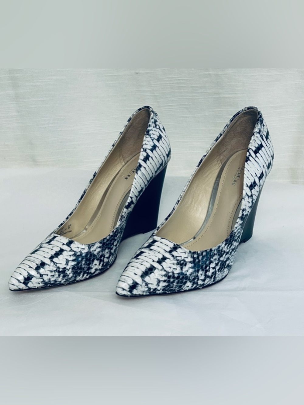 COACH Women's Black & White Snake-Print Pointed Toe Pumps monochromatic - Picture 8 of 8